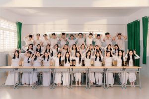 tạo dáng chụp kỷ yếu áo dài