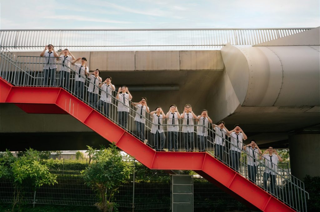 tạo dáng chụp ảnh kỷ yếu nam