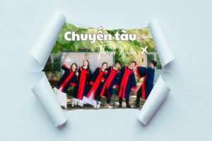 tạo dáng chụp ảnh với áo cử nhân