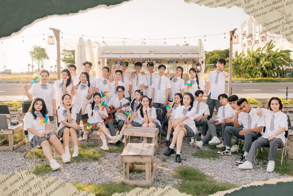 tạo dáng chụp kỷ yếu nhóm