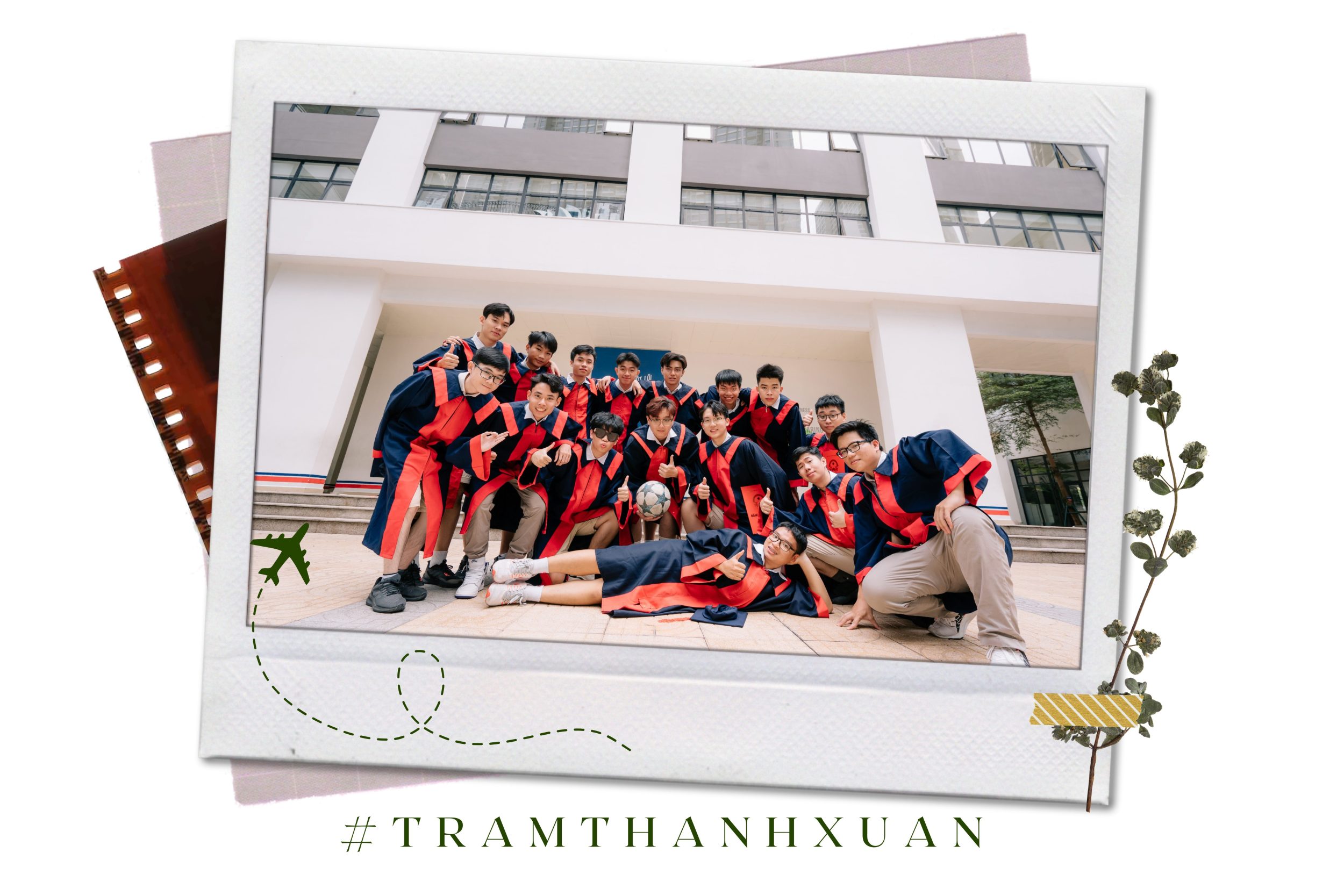 tạo dáng với áo cử nhân