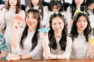 cách tạo dáng chụp kỷ yếu với áo dài