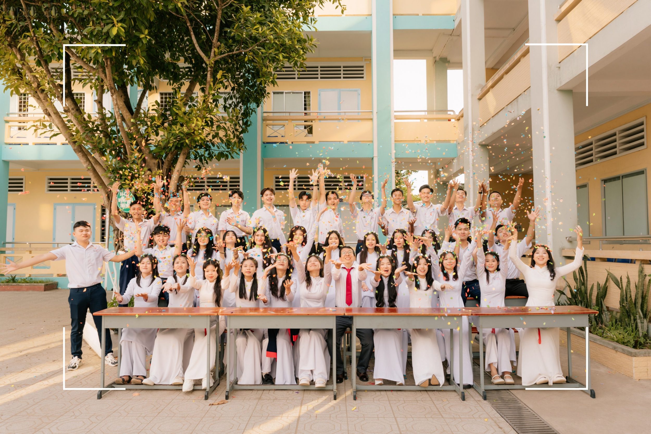 mặc áo dài chụp ảnh kỷ yếu