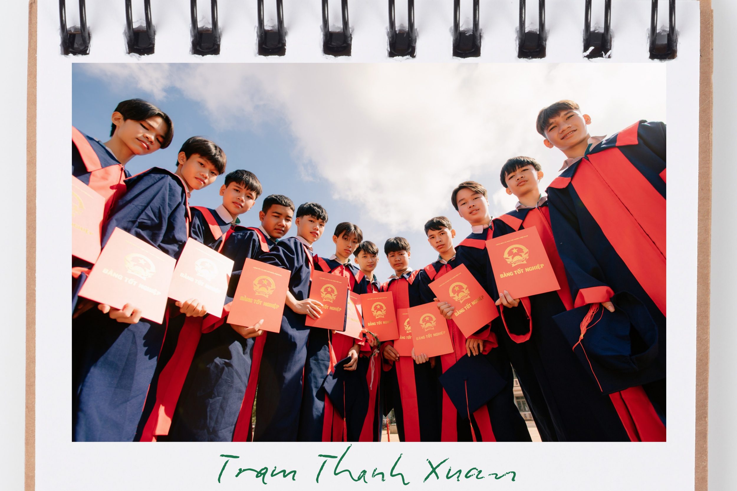 tạo dáng chụp ảnh với áo cử nhân